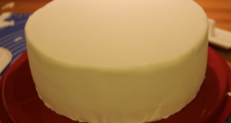 Dekke en kake med fondant /sukkerpasta/ marsipan