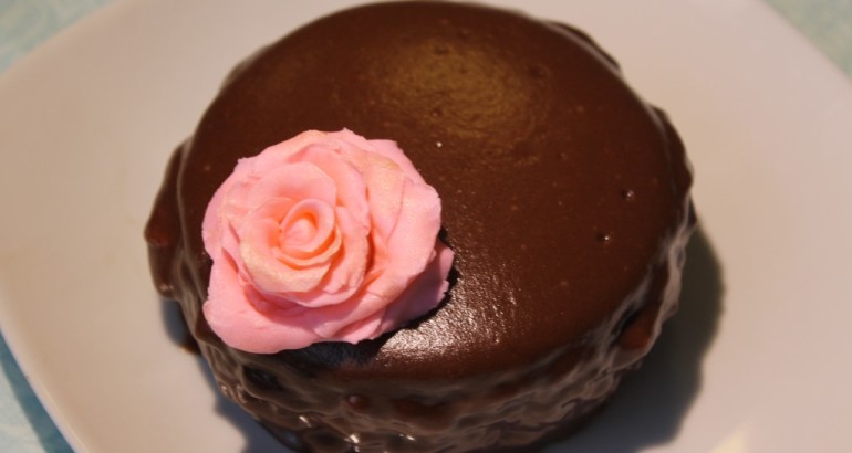 Jordbærfromasj kake med ett hjerte av sitron
