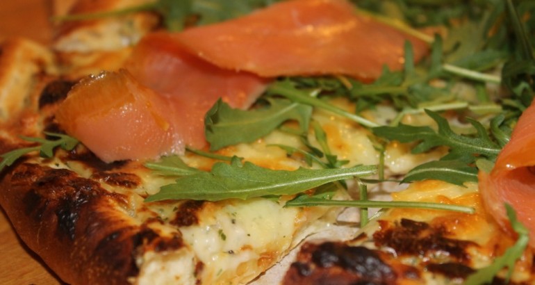 Hvit pizza med røkelaks og ruccola