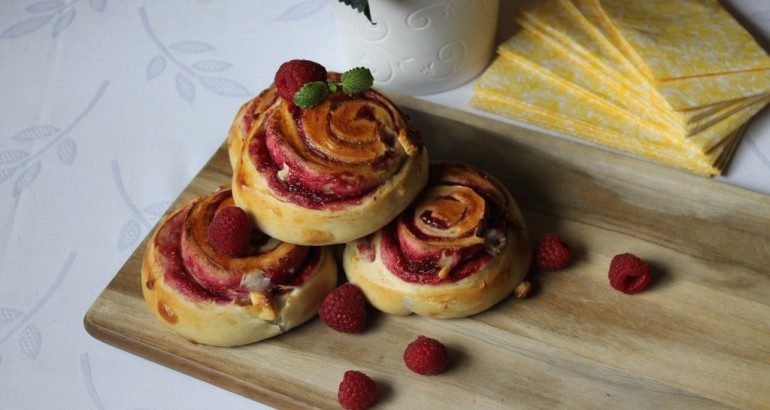 Bringebærsnurrer med hvit sjokolade