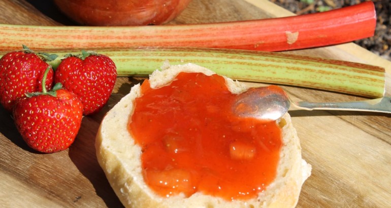 Rabarbra og jordbær syltetøy