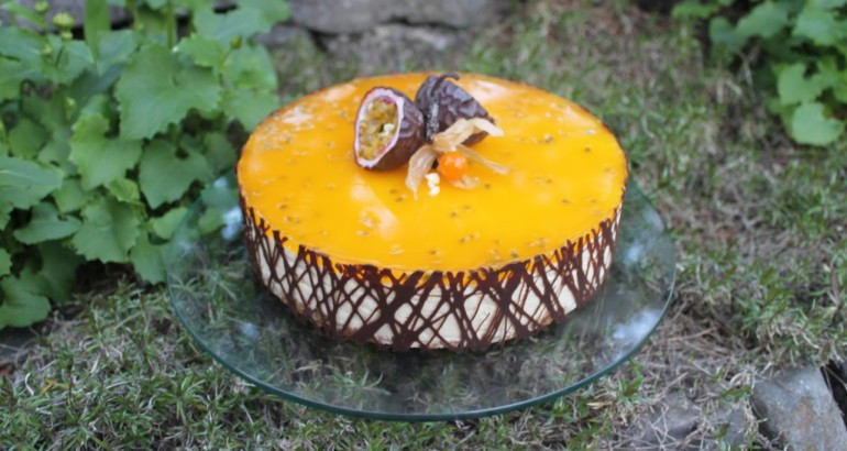 Ostefromasjkake med pasjonsfrukt og hvit sjokolade