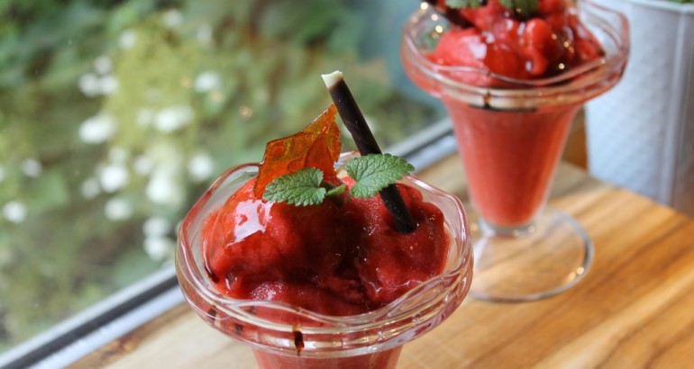 Jordbærsorbet med karamellchips