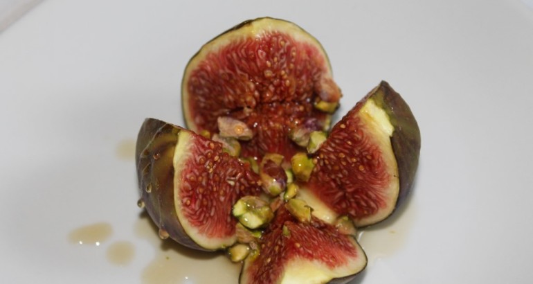 Bakt fiken med honning og pistasjnøtter