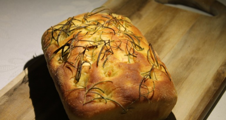 Foccacia med hvitløk og rosmarin