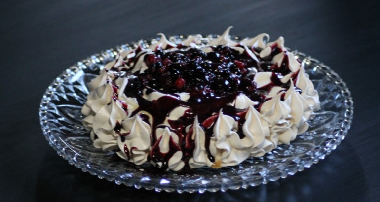Pavlova med marinerte bær