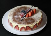 Jordbær og Bringebærkake med hvit sjokolademousse