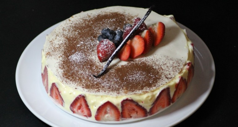 Jordbær og Bringebærkake med hvit sjokolademousse