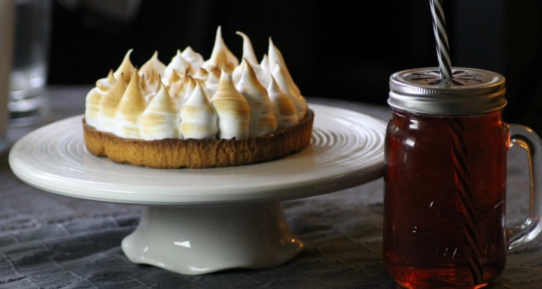 Rabarbra og jordbærterte med marengs