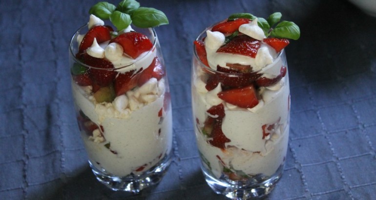 Eton mess med marinerte jordbær og rabarbra