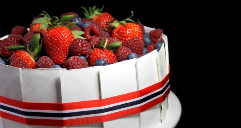 Bringebærmousse på browniebunn