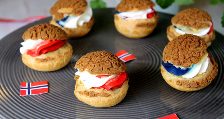 Vannbakkels med Jordbær og krem ( 17. mai )