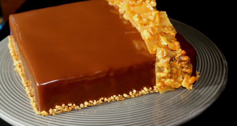 Sjokolade og salt karamellkake med nøttenugatine