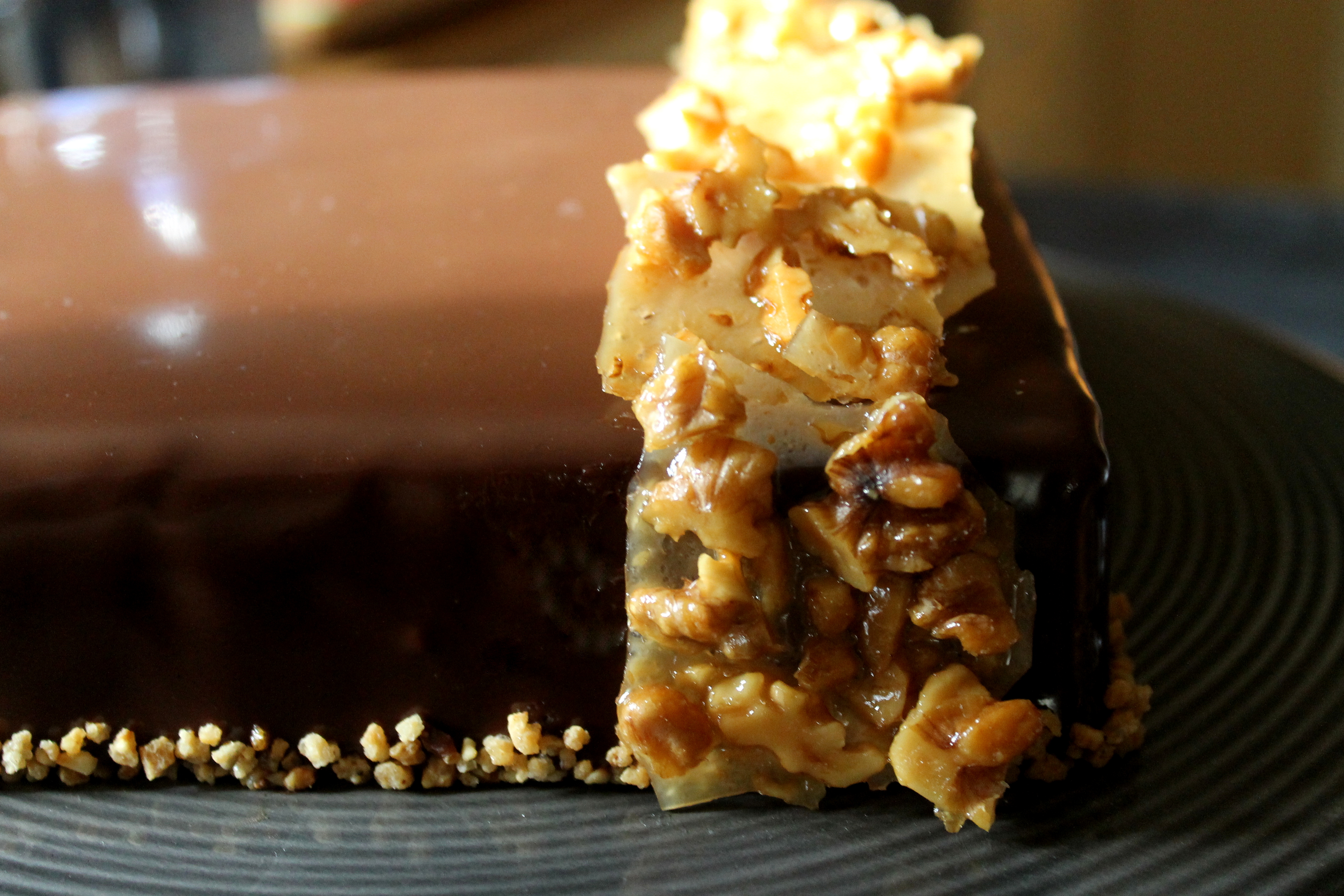 Sjokolade og salt karamellkake med nøttenugatine